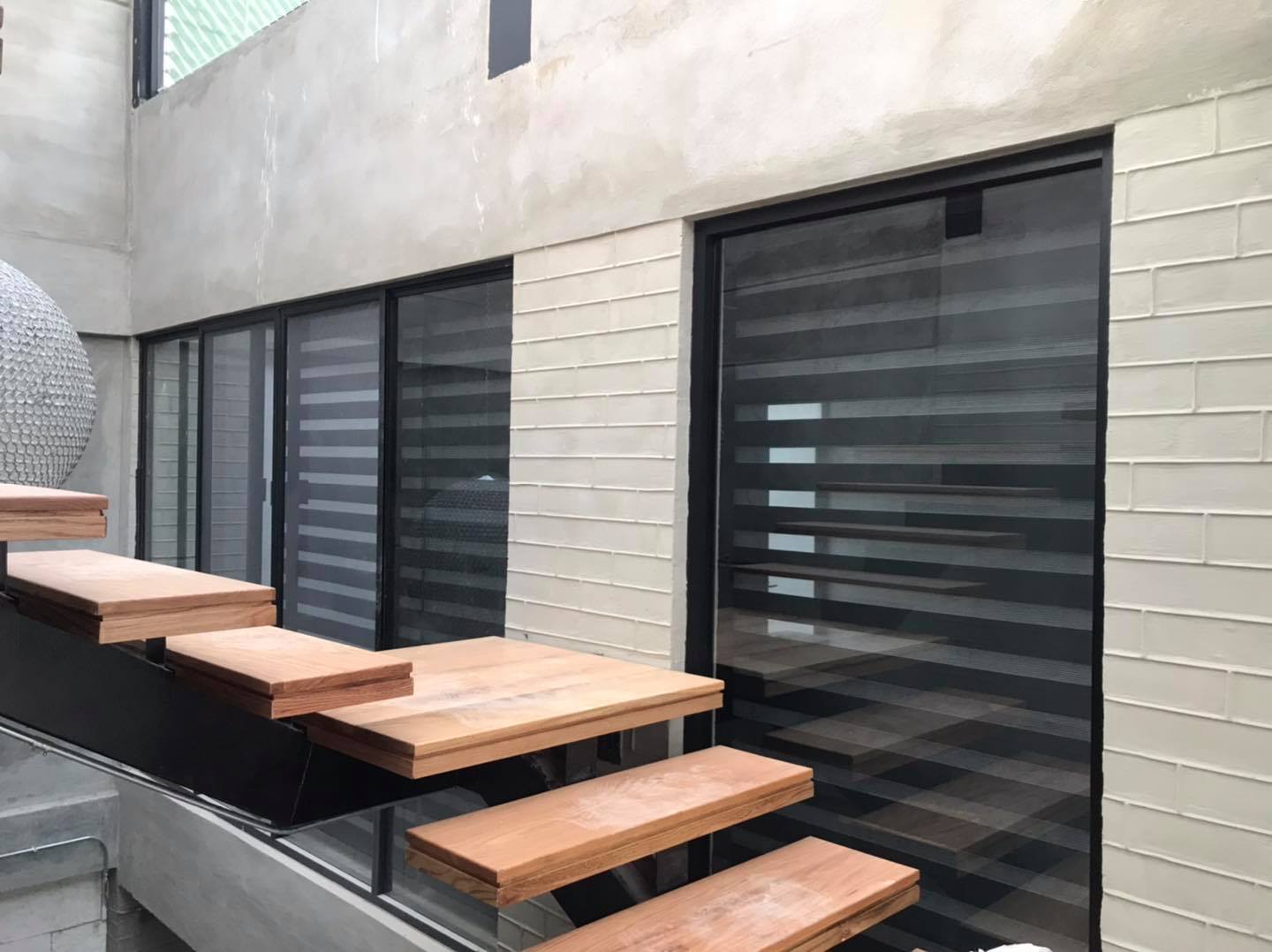 Persianas exteriores instaladas en una casa contemporánea